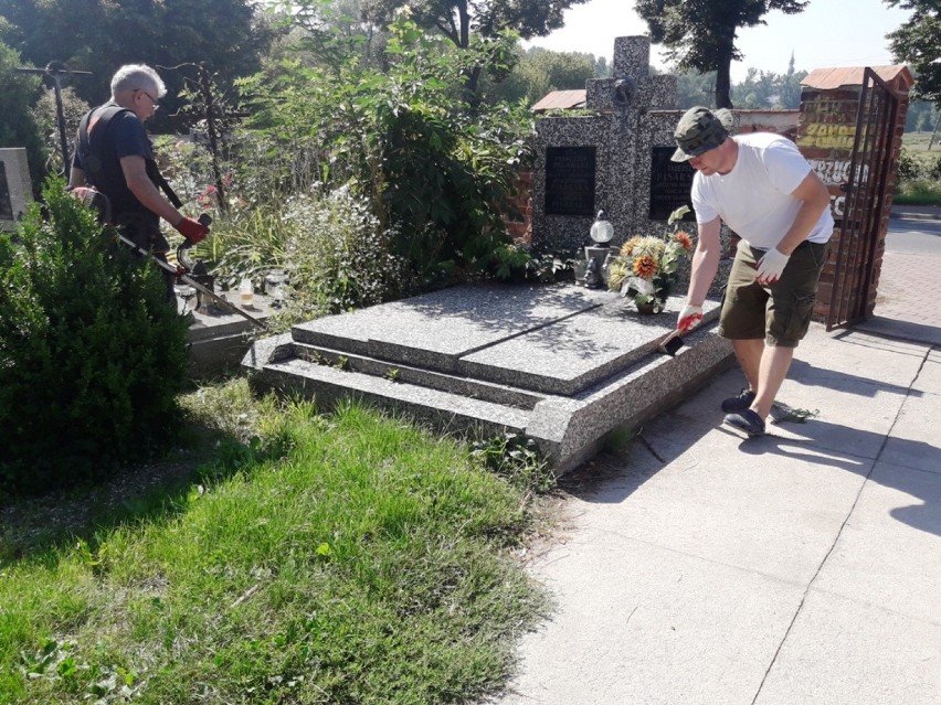 Akcja porządkowania żołnierskich grobów na cmentarzu katedralnym w Łowiczu [Zdjęcia]