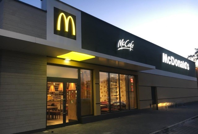 Restauracja McDonald's mieści się przy ul. Jana Pawła II 77A