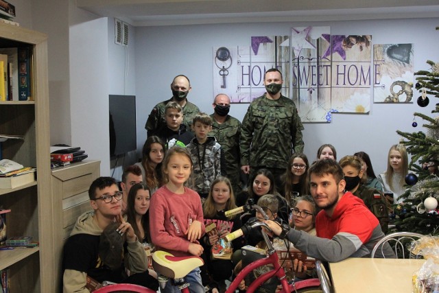 Dzieciaki ze Szprotawy dostały prezenty od Mikołajów w mundurach, z 11 batalionu dowodzenia z Żagania