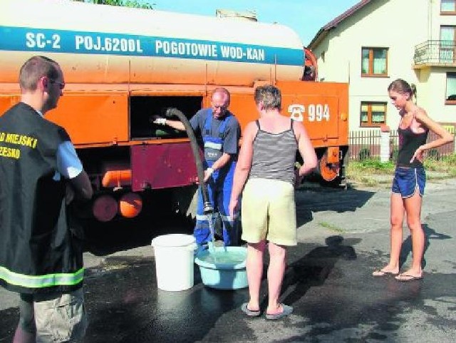 Latem, gdy zdarzy się, że wyschną studnie, woda do Poręby dowożona jest beczkowozami