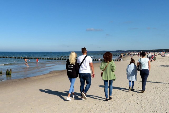 Ciepłe, choć już jesienne dni zostały w pełni wykorzystane przez ustczan. Dobra pogoda zachęciła ich do - już chyba ostatniego w tym roku - plażowania. Nad brzegiem morza nie brakowało także spacerowiczów. Zobaczcie zdjęcia!