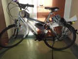Malbork. Rower znaleziony koło Szkoły Podstawowej nr 3. Policjanci oddali go do biura w starostwie