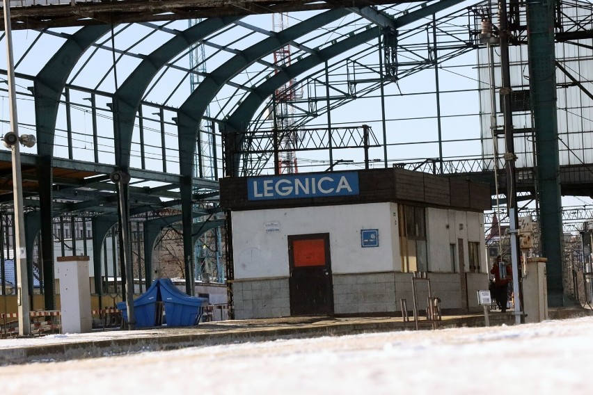 Remont hali peronowej Dworca PKP w Legnicy, zobaczcie aktualne zdjęcia