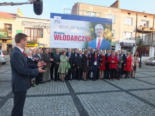 Kraśnicki PiS zaprezentował kandydatów do Rady Miasta i Rady Powiatu [LISTY, ZDJĘCIA]

Szef kraśnickiej "Solidarności" - Józef Michalczyk, radni powiatowi - Roman Bijak i Wiesław Marzec, radny miejski - Jerzy Misiak - m.in. te osoby są kandydatami PiS do Rady Powiatu Kraśnickiego. Z kolei do Rady Miasta wystartuje m.in. Anna Jaszowska i Wioletta Kudła (w poprzednich wyborach popierające byłego burmistrza Piotra Czubińskiego),Teresa Poseniak i Marian Tracz. Kandydatów zaprezentowano podczas czwartkowej konferencji prasowej na rynku starego miasta.