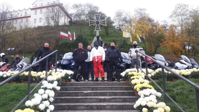 Prawie trzy tysiące chryzantem wykorzystali  członkowie Sandomierskiego Stowarzyszenia Motocyklowego “Moto Sandomierz", dzięki którym powstała niezwykła kompozycja  na sandomierskich błoniach, przed pomnikiem Jana Pawła II.