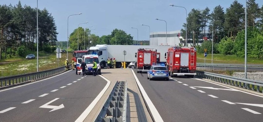 Na miejscu pojawili się strażacy, policja i medycy.