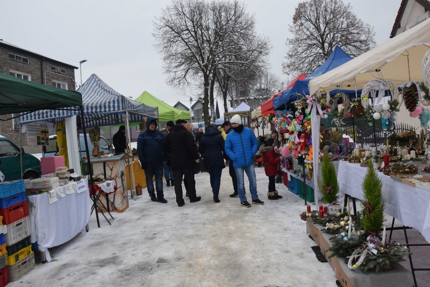 Jarmark Bożonarodzeniowy w Ogrodzieńcu. Mieszkańcy ubrali choinkę FOTO