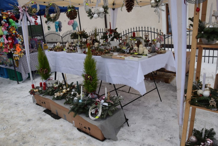 Jarmark Bożonarodzeniowy w Ogrodzieńcu. Mieszkańcy ubrali choinkę FOTO