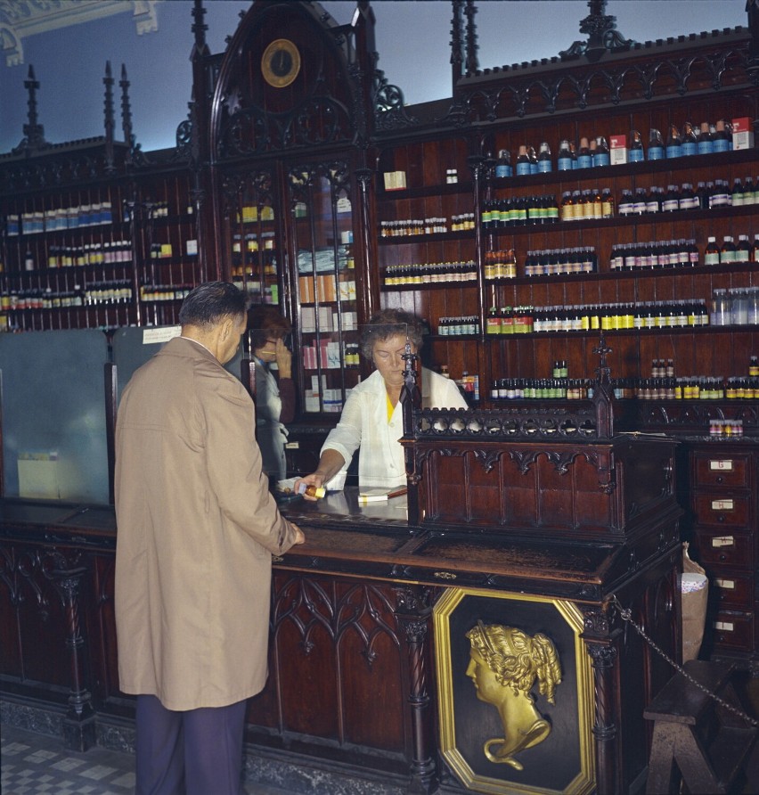 Warszawa 10.1977. Założona w 1851 roku Apteka Gotycka na...