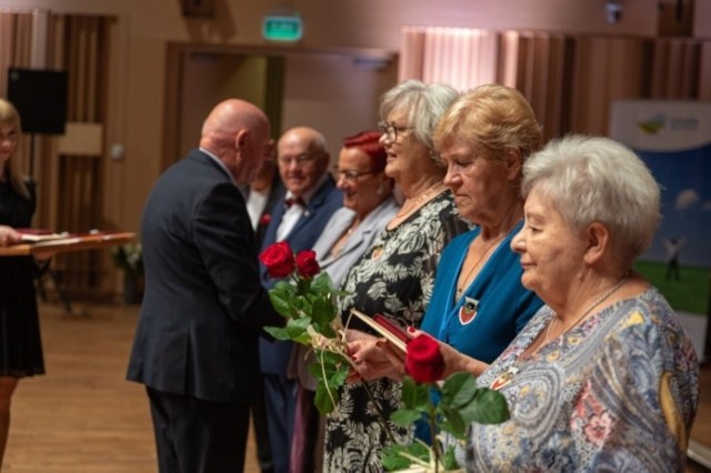 Uniwersytet Trzeciego Wieku świętował jubileusz m.in. podczas spotkania w Filharmonii Gorzowskiej. Była w niej okazja do uhonorowania zasłużonych dla UTW osób.