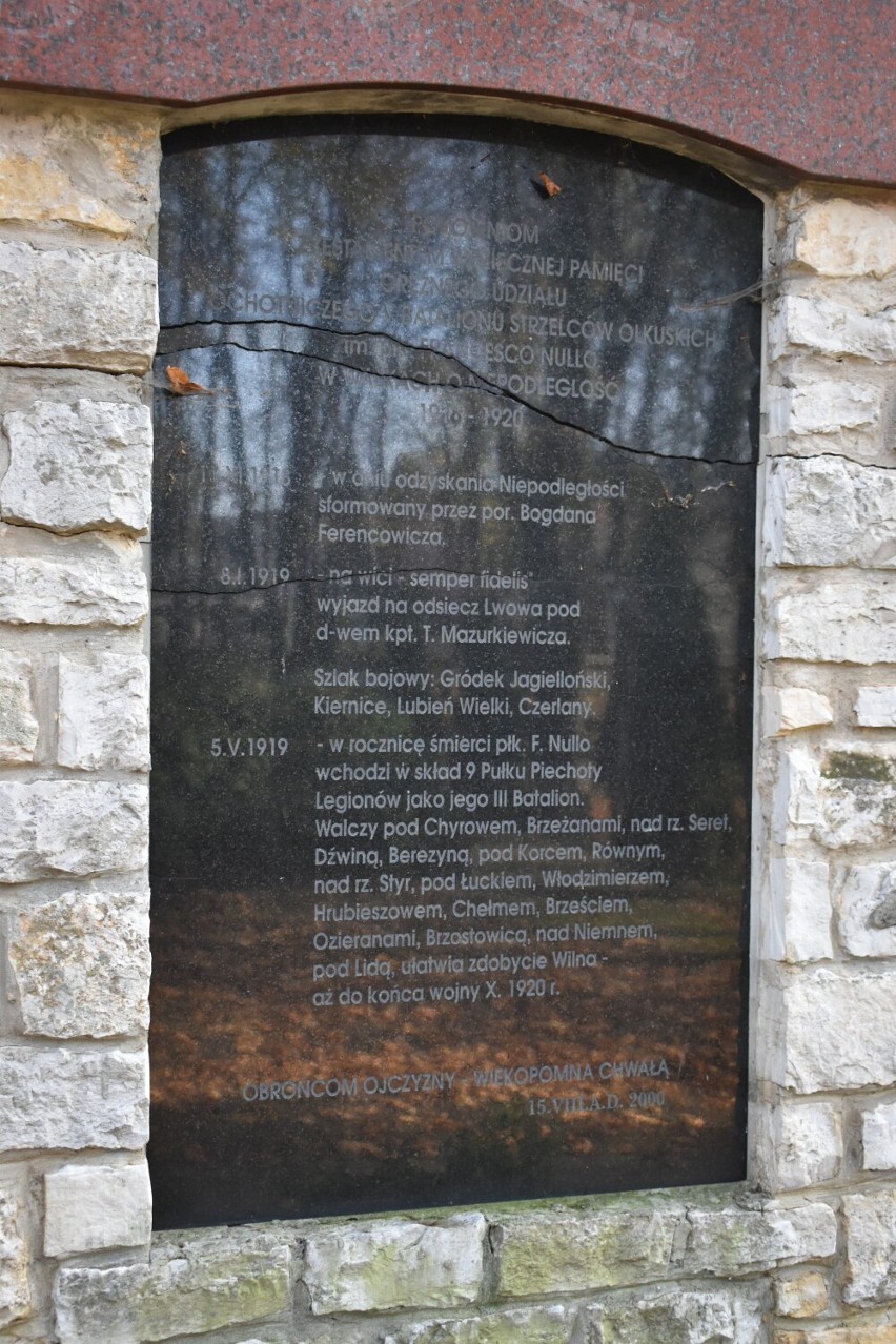 "Ściana pamięci" na starym cmentarzu w Olkuszu