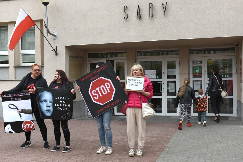 W ten sposób pikietujący wyrazili swoje oburzenie po śmierci skatowanego Kamilka