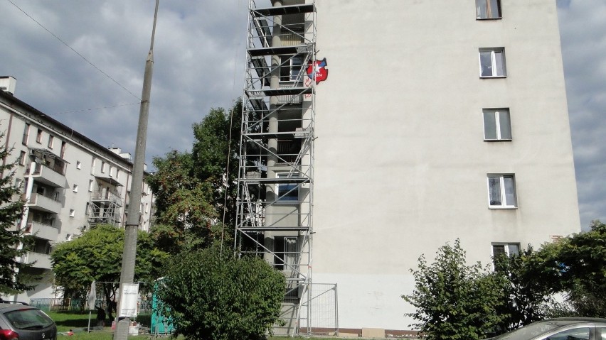 Herb Wisły Kraków na wysokości 3. piętra bloku w Podgórzu. Fanatyk wyszedł po rusztowaniu ZDJĘCIA 30.09