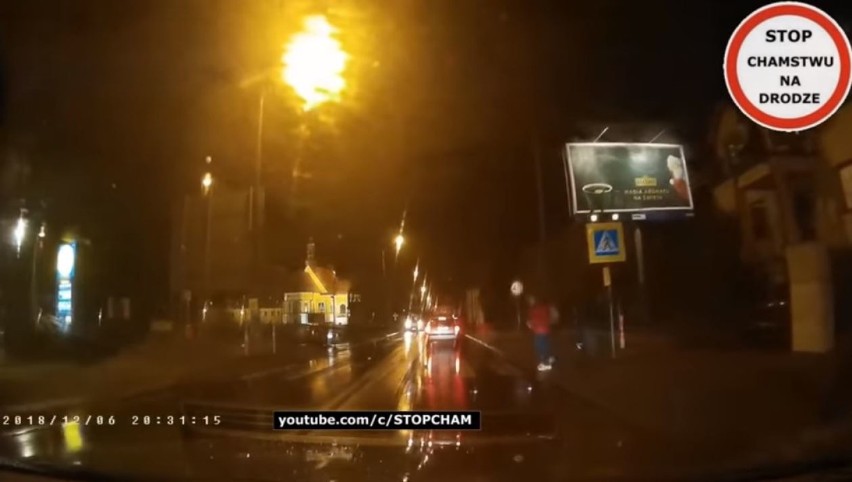 Policja prawie potrąciła pieszych na przejściu w Toruniu