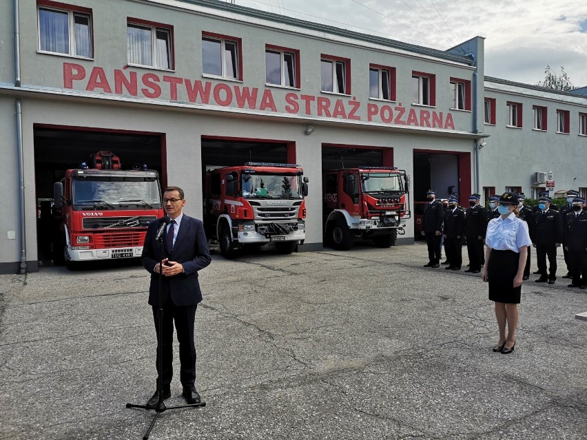 Premier Mateusz Morawiecki w Grudziądzu. Wręczał jednostkom OSP z Kujawsko-Pomorskiego promesy na nowe wozy strażackie [7.07.2020]