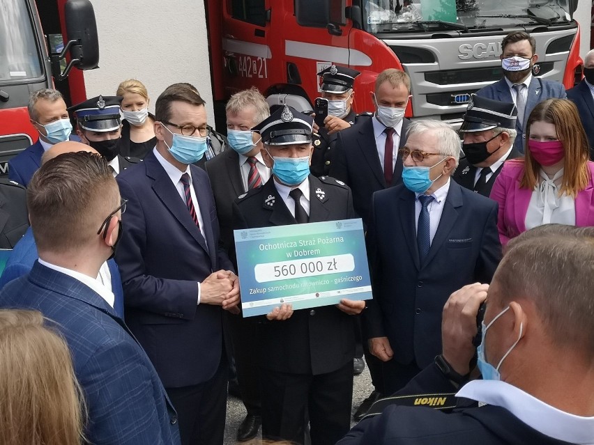 Premier Mateusz Morawiecki w Grudziądzu. Wręczał jednostkom OSP z Kujawsko-Pomorskiego promesy na nowe wozy strażackie [7.07.2020]