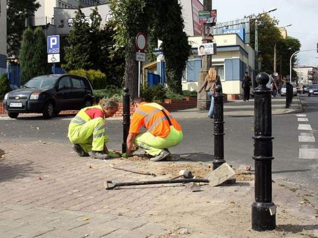 Nowe słupki stanęły na środku chodnika przy al. Piłsudskiego ...