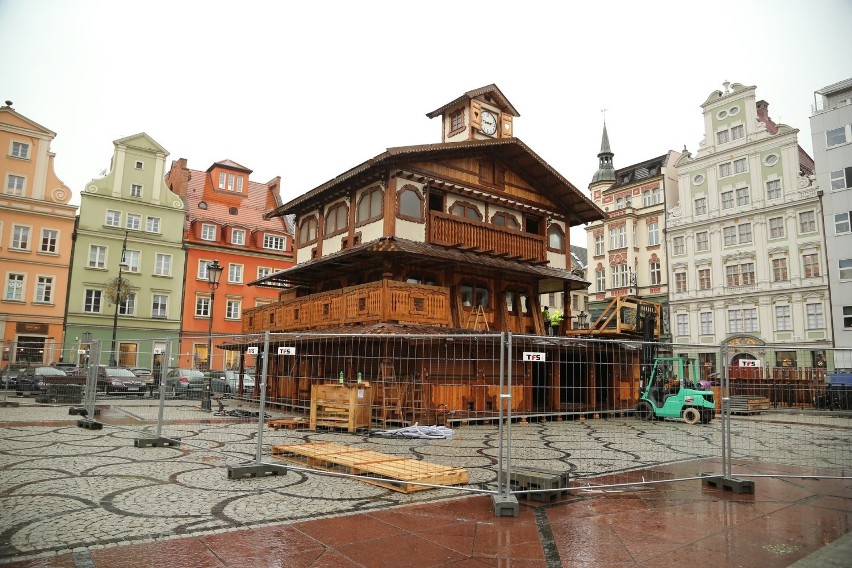 Budują Jarmark Bożonarodzeniowy w Rynku. Kiedy otwarcie? [ZDJĘCIA]