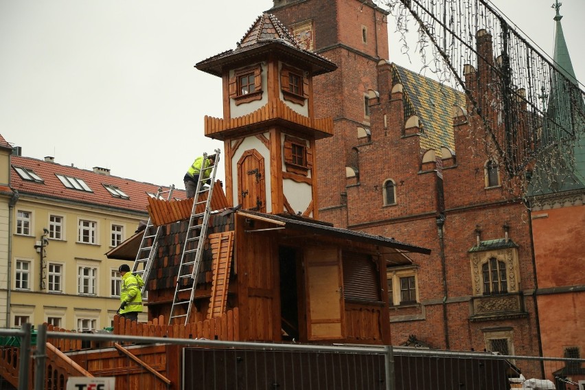 Budują Jarmark Bożonarodzeniowy w Rynku. Kiedy otwarcie? [ZDJĘCIA]