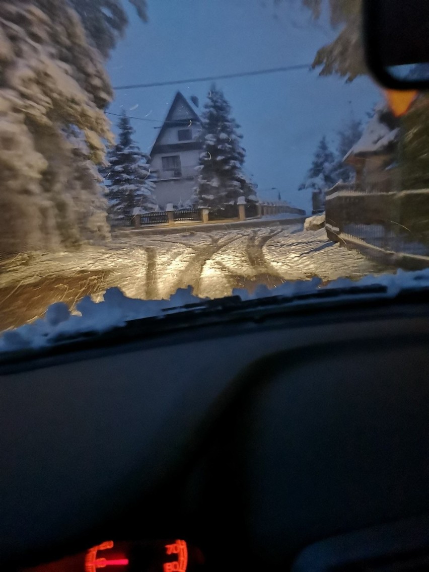 ŚNIEG w Zakopanem, biały poranek na Podhalu. Mamy pierwszy atak zimy. Na drogach zrobiło się niebezpiecznie [ZDJĘCIA]