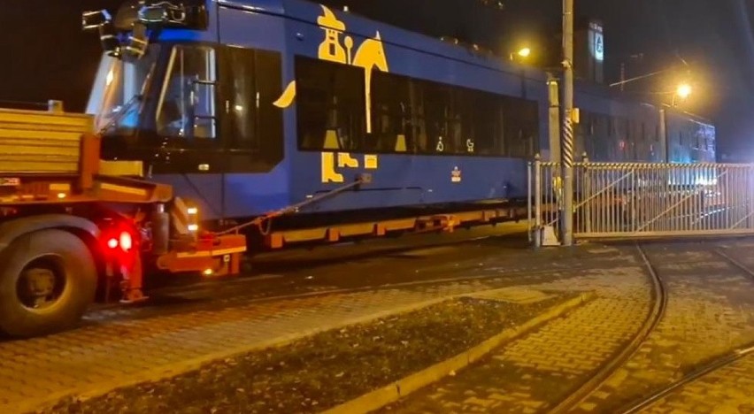 Kraków. Do miasta dotarł 25 tramwaj typu Lajkonik. Połowa kontraktu na dostawę nowych pojazdów została zrealizowana [ZDJĘCIA]