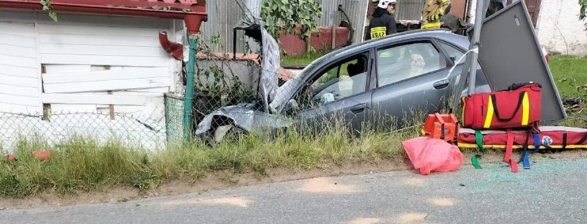 Wypadek w Bierkowicach. Uciekając przed policją wjechał w dom