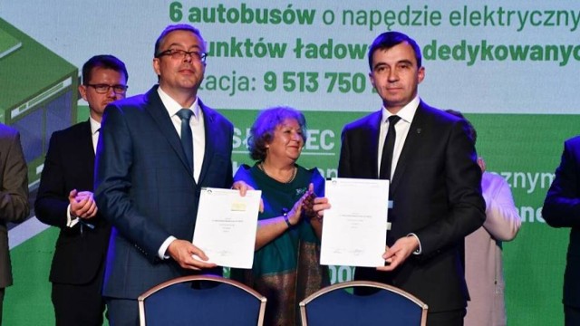 Prezydent Głogowa Rafael Rokaszewicz podpisał umowę na dofinansowanie zakupu elektrycznych autobsów