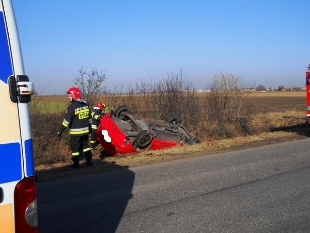 Gmina Koźmin - Matka i córka w szpitalu po dachowaniu auta w Gościejewie