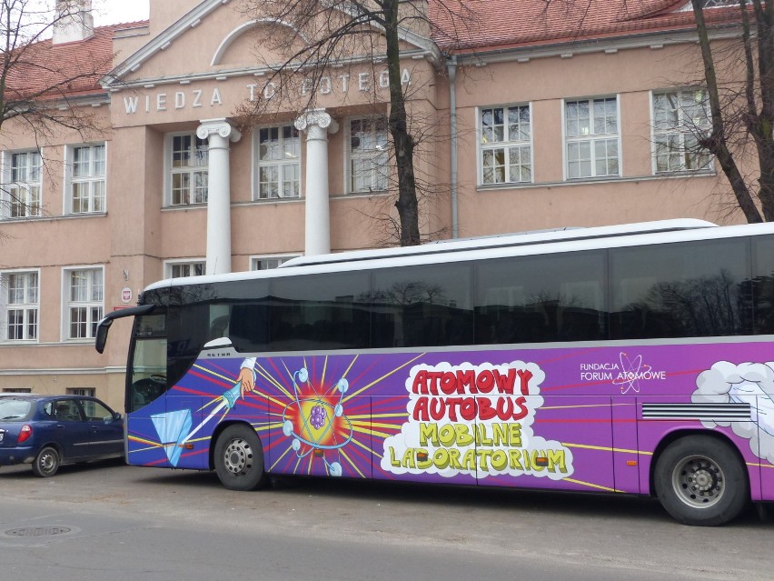 Atomowy autobus zaparkował przy I LO w Sieradzu