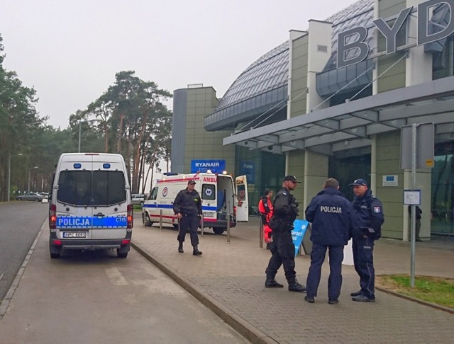 Bydgoscy policjanci wspólnie z innymi służbami ratowniczymi brali udział w ćwiczeniach na terenie terminala portu lotniczego w Bydgoszczy.

Chodziło o to, by sprawdzić czas reakcji poszczególnych służb ratowniczych na zdarzenie, wymianę informacji między nimi oraz procedury rozwiązania sytuacji kryzysowej - na przykład pożaru.

ćwiczenia
-&nbsp;Ćwiczenia miały charakter realny. Zostały przeprowadzone z użyciem samochodów i z udziałem funkcjonariuszy odpowiednich służb - informują policjanci z KWP Bydgoszcz. - W trakcie ćwiczeń można było zweryfikować czas upływający pomiędzy pierwszym zgłoszeniem, a przepływem informacji do poszczególnych służb, a także czas dojazdu tych służb na miejsce zdarzenia.