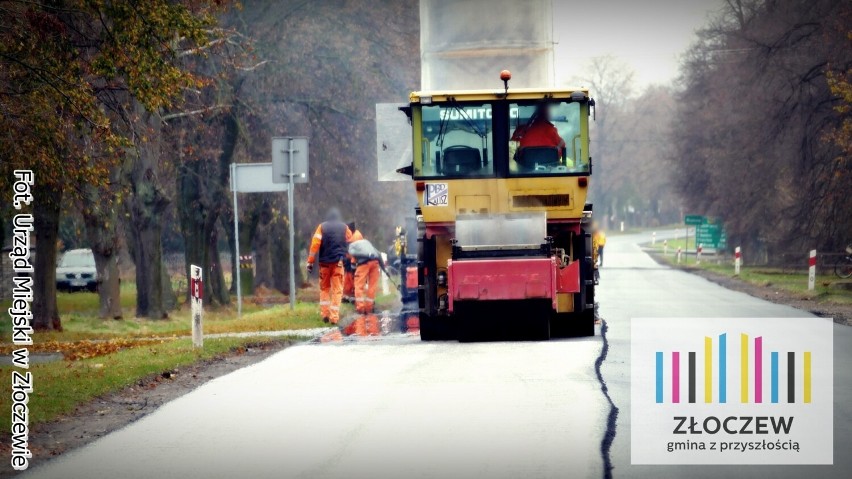 Ulica Lututowska w Złoczewie. Remont wojewódzkiej drogi finiszuje. Nakładana jest ostatnia warstwa nowej nawierzchni ZDJĘCIA