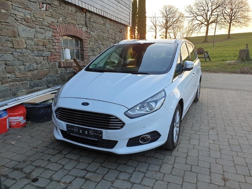 Biały Ford S MAX II skradziony w Szczecinie. Widzieliście to auto? 