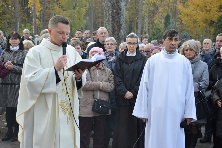 Uroczystość Wszystkich Świętych na lęborskim cmentarzu