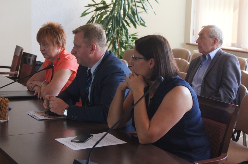 Radomsko: Radni powiatowi rozmawiali o bezrobociu i wsparciu...