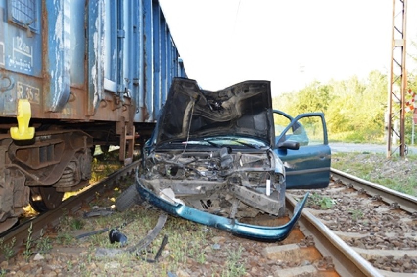 Tragedia na przejeździe kolejowym w Działoszynie. Zginął 50-letni kierowca
