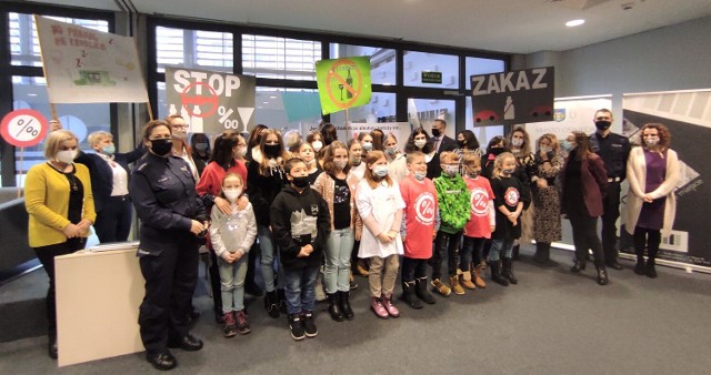 Podczas spotkania w Miejskiej Bibliotece Publicznej Galerii Książki w Oświęcimiu odbyło się podsumowanie kampanii "No promil - No problem" promującej trzeźwość za kierownicą