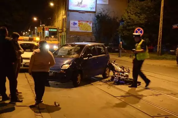 Wypadek na ul. Kilińskiego. Kierowca matiza nie ustąpił pierwszeństwa przejazdu motocykliście.