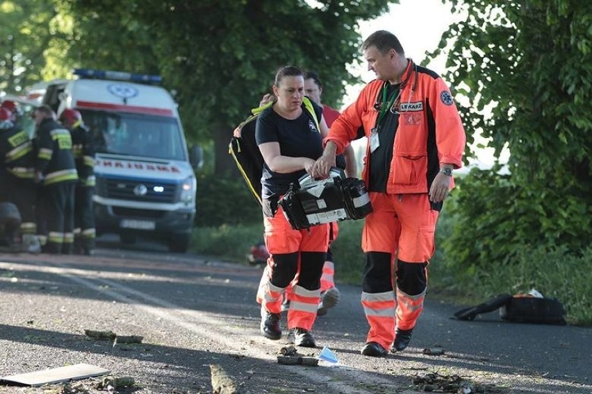 Tragiczny wypadek. Kierowca karetki został oskarżony przez prokuraturę o spowodowanie śmiertelnego wypadku. Zginął wtedy strażak [ZDJĘCIA]