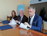 Ponad 670 mieszkańców Tarnobrzega skorzysta z odnawialnych źródeł energii. Prezydent podpisał umowę na montaż instalacji fotowoltaicznych 