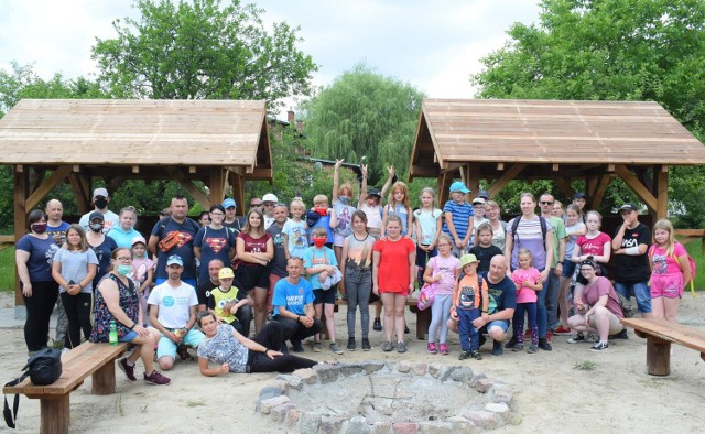 Wspólne zdjęcie uczestników spaceru przyrodniczo-edukacyjnego zrobione na terenie przystani kajakowej w Czarnocińskich Piecach.
