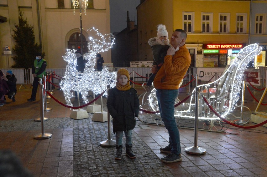 Na rynku w Bytowie trwają Magiczne Święta z Druteksem. Największą atrakcją zdjęcia z Mikołajem| ZDJĘCIA+WIDEO