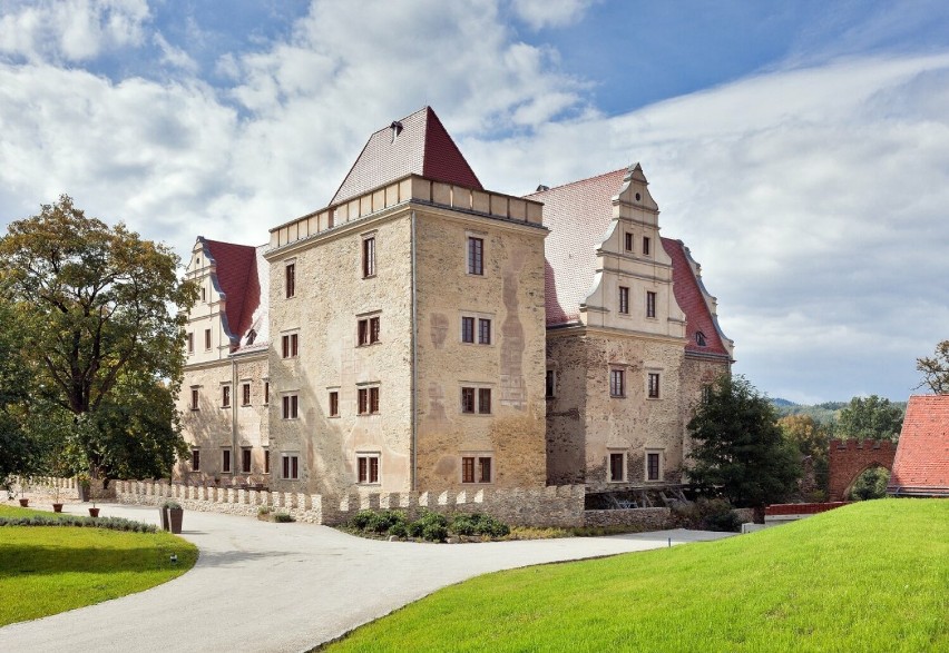 Uroczysko Siedmiu Stawów to zamek pełniący funkcję hotelu w...