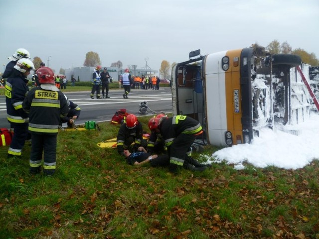 Strażacy, służby medyczne i policjanci przeprowadzili dziś wielkie, wspólne ćwiczenia w Podaninie. Na drodze krajowej nr 11 zainscenizowano duży wypadek drogowy. Trenowano akcję ratunkową.

ZOBACZ WIĘCEJ: Ćwiczenia w Podaninie. Trenowano akcję ratunkową podczas wypadku [FOTO]