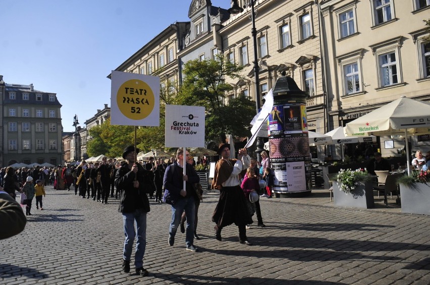 Kraków. Artyści i przyjaciele Marka Grechuty przeszli w korowodzie wokół Rynku Głównego [GALERIA]