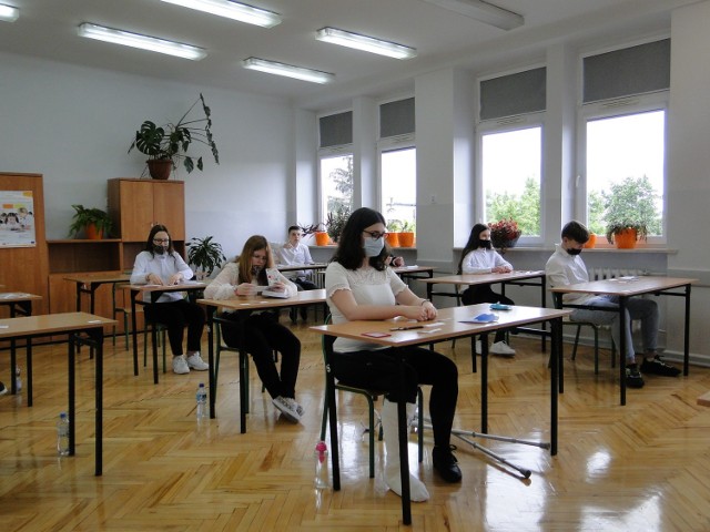 Uczniowie trzech klas ósmych w Publicznej Szkole Podstawowej numer 13 w Radomiu zasiedli we wtorek do egzaminu z języka polskiego.