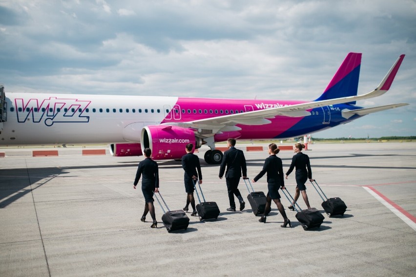 Wizz Air znów rekrutuje w Warszawie. Przewoźnik szuka stewardess i stewardów. Sprawdź wymagania i zarobki 