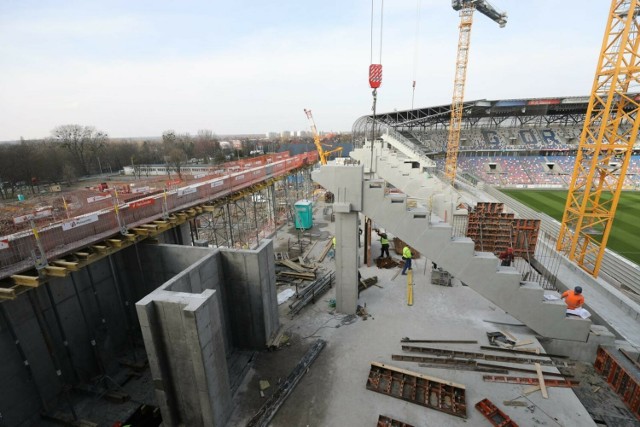 Na stadionie Górnika Zabrze rozpoczął się kolejny etap budowy.
Zobacz kolejne zdjęcia. Przesuwaj zdjęcia w prawo - naciśnij strzałkę lub przycisk NASTĘPNE