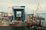 Trwają prace przy budowie hal w Gdyni, w których będą powstawały fregaty z programu "Miecznik". To najwyższy tego typu obiekt w Polsce