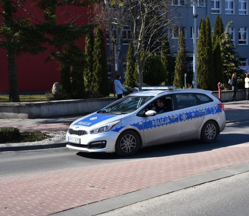 Policja i straż miejska pilnują szkół w powiecie nowotomyskim. Wszystko związane jest z alarmami bombowymi! [ZDJĘCIA]