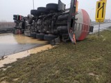 Wypadek na A1 w Mykanowie. Przewróciła się cysterna. Kierowca był nietrzeźwy. Spore utrudnienia na drodze!